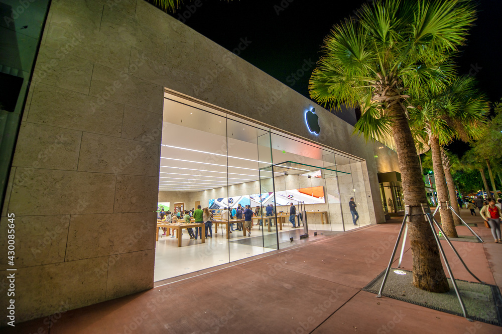 MIAMI BEACH, FL - FEBRUARY 2016: Apple Store entrance at night in Lincoln  Road Stock Photo