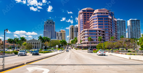Fototapeta Naklejka Na Ścianę i Meble -  PALM BEACH, FL - FEBRUARY 2016: City traffic along Royal Palm Way
