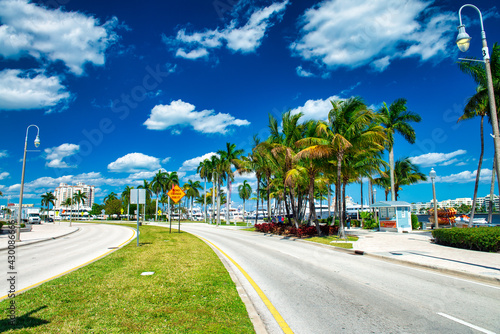 Fototapeta Naklejka Na Ścianę i Meble -  WEST PALM BEACH, FL - FEBRUARY 2016: City traffic on a sunny day along the lake