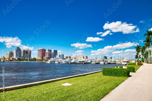 Fototapeta Naklejka Na Ścianę i Meble -  PALM BEACH, FL - FEBRUARY 2016: Beautiful promenade along the city port with boats