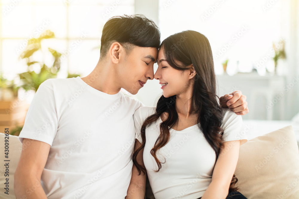 Naklejka premium Young couple face to face with their eyes closed while enjoying a romantic