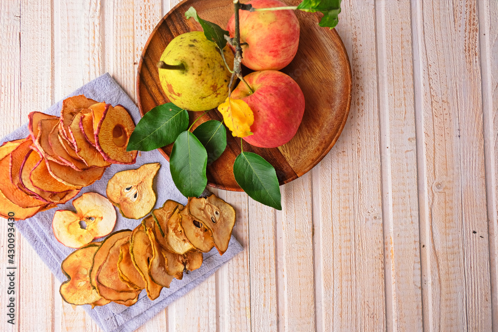 Chips from pears and apples homemade without sugar and additional additives. Trend-tasty and healthy.