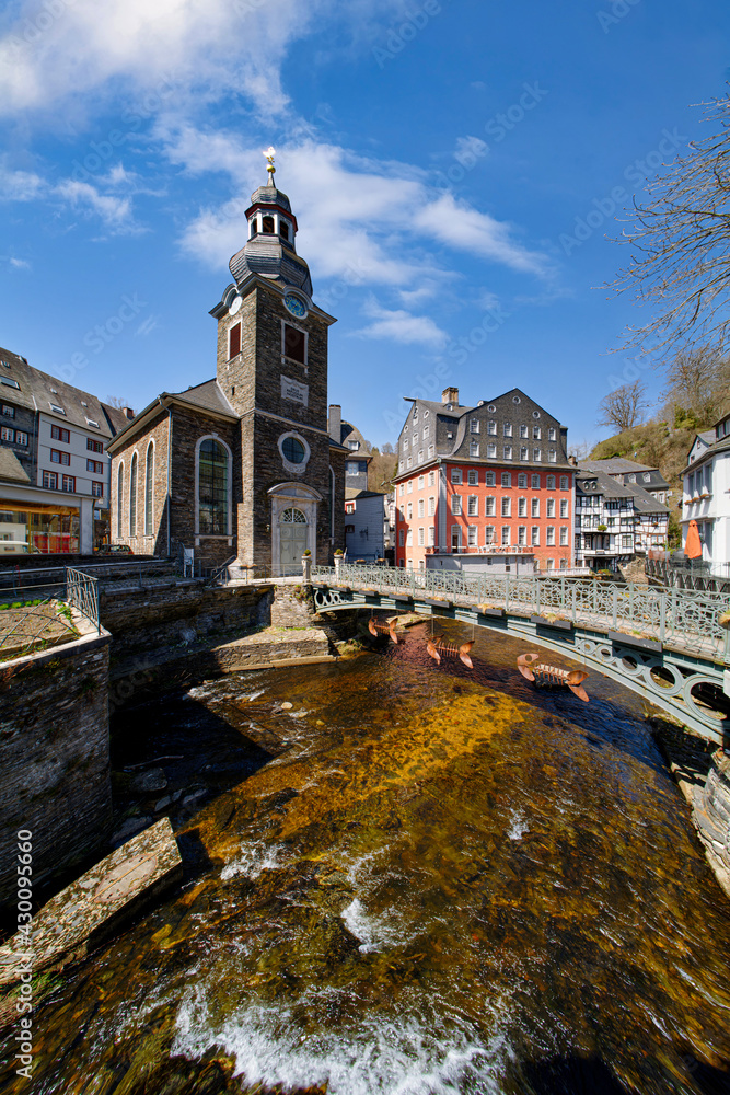 Monschau in der Eifel, Altstadt mit Fluss Rur und evang. Stadtkirche