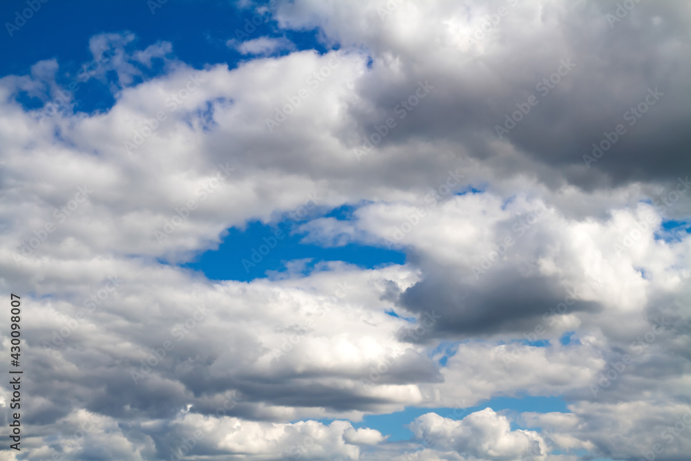 Obraz premium Blue sky background with white clouds