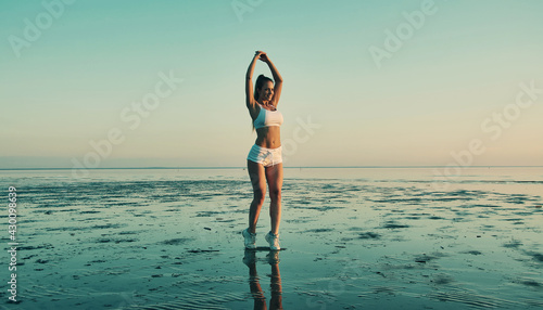 Silhouette flexible gymnastics gir © Fanfo