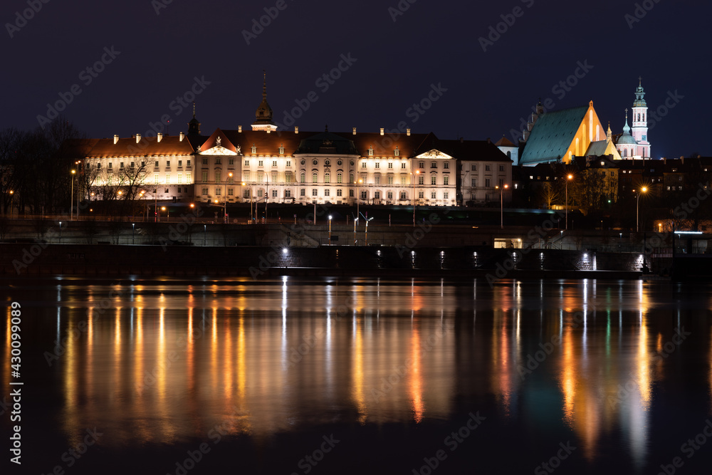 Nocne zdjęcie zamku królewskiego w Warszawie