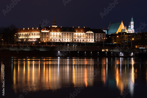 Nocne zdjęcie zamku królewskiego w Warszawie © piotr