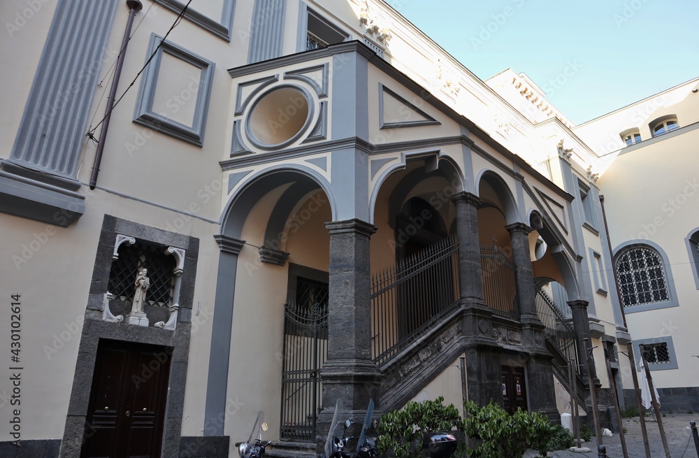 Napoli - Entrata laterale della Basilica di San Paolo Maggiore da Vico Cinquesanti Napoli - Entrata laterale della Basilica di San Paolo Maggiore da Vico Cinquesanti