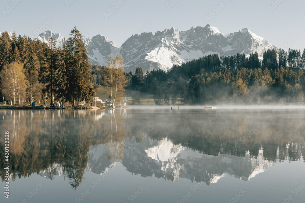 Naklejka premium Snowy mountain reflection