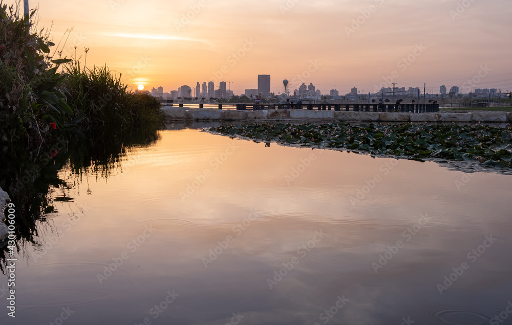 Fototapeta premium Amazing sunset on Beer Sheva lake