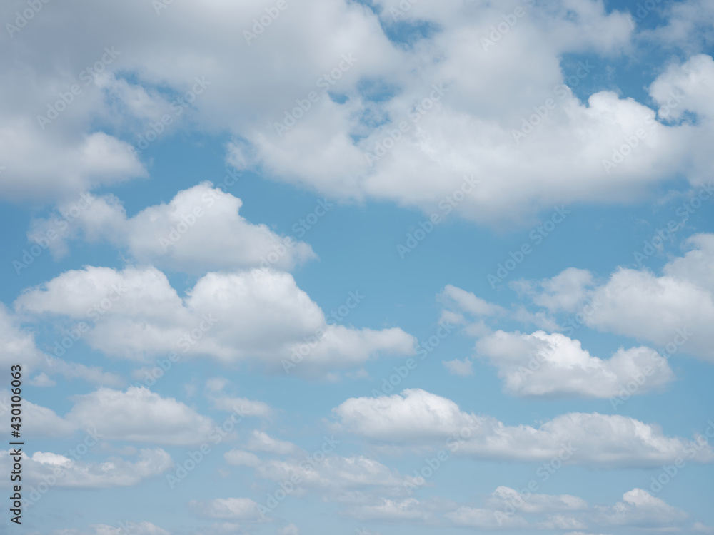 Un ciel bleu de printemps avec des nuages blancs Un ciel bleu de printemps avec des nuages blancs