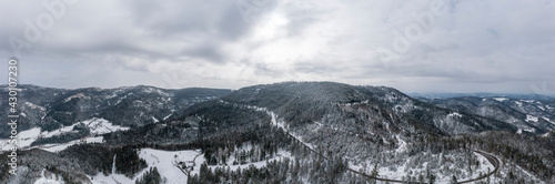 Panoramablick von oben auf den Schwarzwald im Winter  Ortenaukreis  Oppenau  Baden W  rttemberg  Deutschland