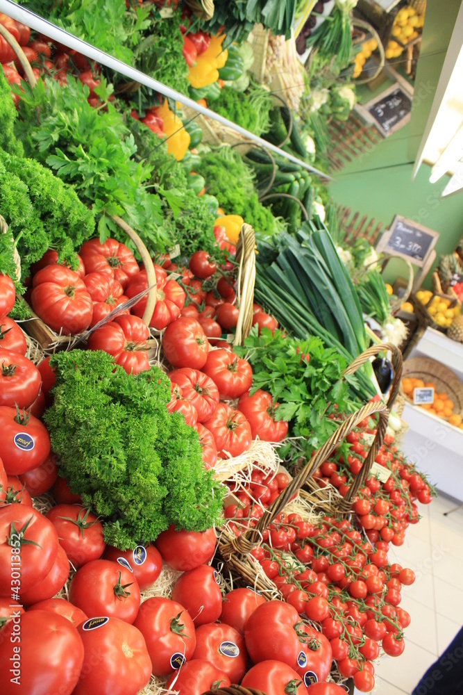 Légumes en étal - Tomates, persil, poireaux... Légumes en étal - Tomates, persil, poireaux...