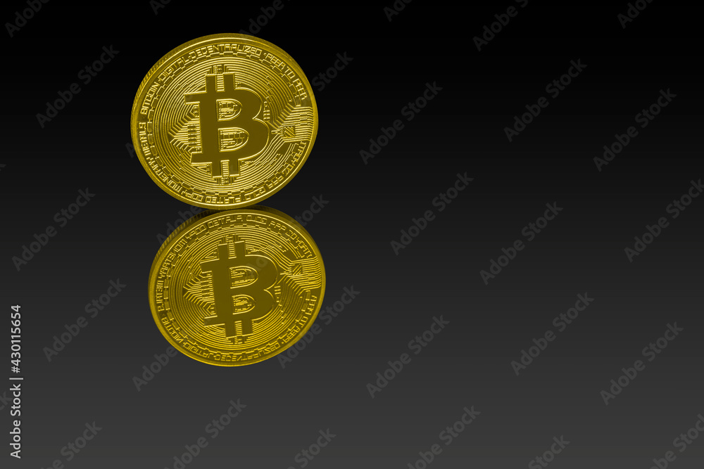 Gold-Bitcoin-Münze mit Reflexion Gold-Bitcoin-Münze mit Reflexion