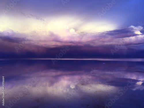 The sky and clouds dyed purple 보라색으로 물든 하늘과 구름