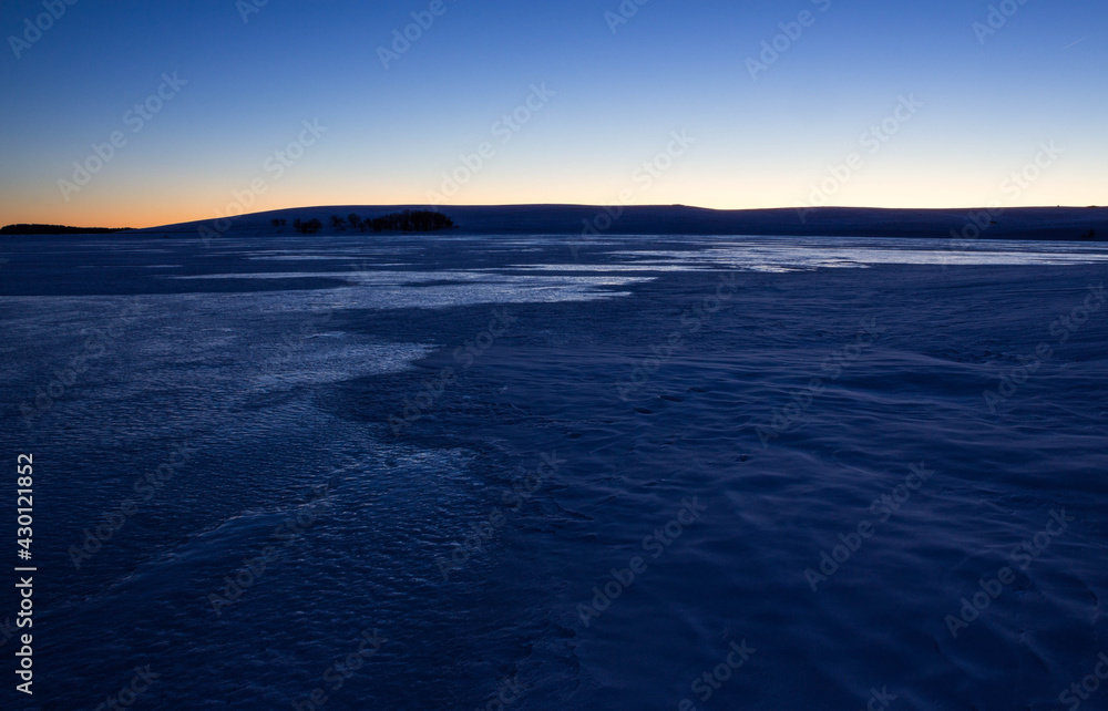 Crépuscule lac gelé