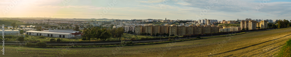 Panoramica del skyline al atardecer de la ciudad de jerez de la frontera en cadiz