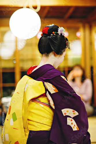 Canvas-taulu Maiko apprentice showing Japanese traditional dance
