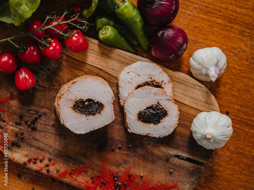 polish sausage, deska z wędlinami, sausage board, deska wędlin, polska kiełbasa na desce, szynka polska, wędliny, świąteczne szynki, traditional Polish sausage, deska z szynkami, wędzone szynki