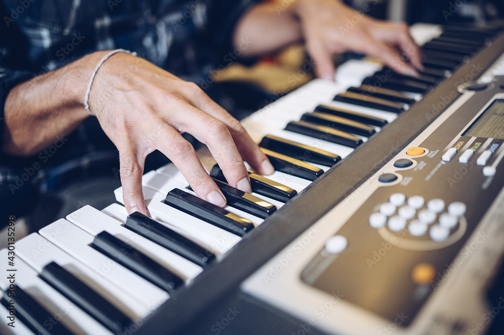 Obraz premium Close up of pianist's hands on the keyboard
