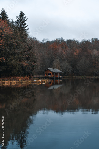 Cabin at the lake © Quentin