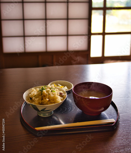 和室で食べる和食　炊き込みご飯と味噌汁