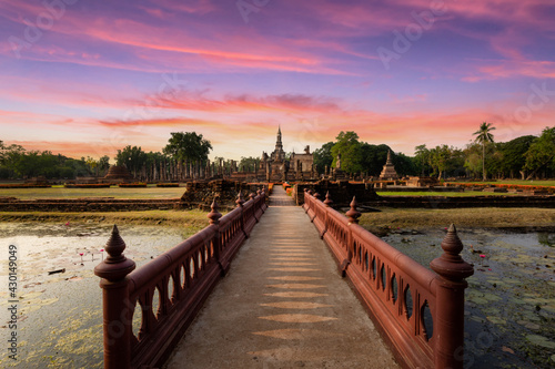 Photo Wat Mahathat temple at Sukhothai historical park, the old town of Thailand in 80
