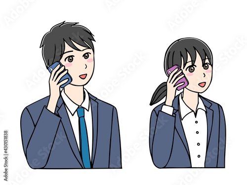 スマホで電話をするスーツ姿の若い男女