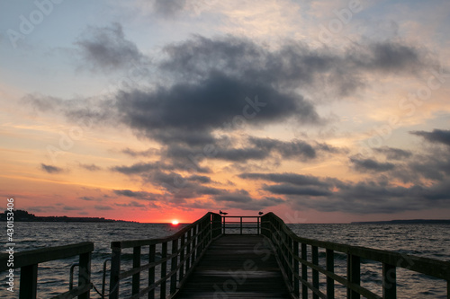 dramatischer Sonnenaufgang am Steg