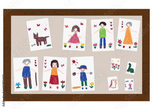 クレヨンで子供が描いたような祖父母や家族、ペットやチューリップの絵をボードに貼り付け、仲の良い家族像をわかりやすくイメージ・表現した手描きイラスト（父の日・母の日・敬老の日・誕生日・ステイホームでの屋内の楽しみとしてのお絵描きなどに）