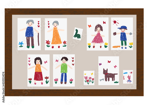 クレヨンで子供が描いたような祖父母や家族、ペットやチューリップの絵をボードに貼り付け、仲の良い家族像をわかりやすくイメージ・表現した手描きイラスト（父の日・母の日・敬老の日・誕生日・ステイホームでの屋内の楽しみとしてのお絵描きなどに）