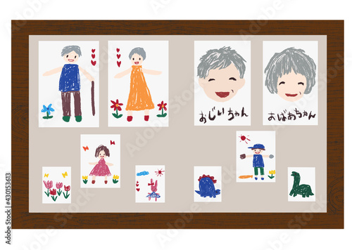 クレヨンで子供が描いたような祖父母や家族、ペットやチューリップの絵をボードに貼り付け、仲の良い家族像をわかりやすくイメージ・表現した手描きイラスト（父の日・母の日・敬老の日・誕生日・ステイホームでの屋内の楽しみとしてのお絵描きなどに）