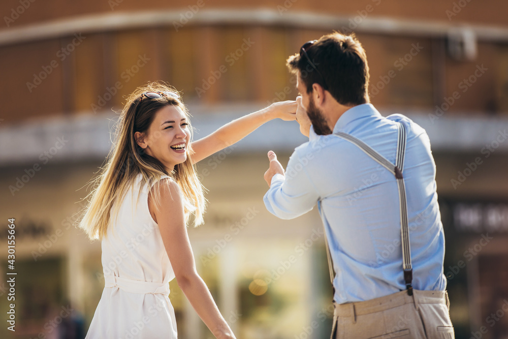Naklejka premium Couple in love walking embracing in street on romantic trip