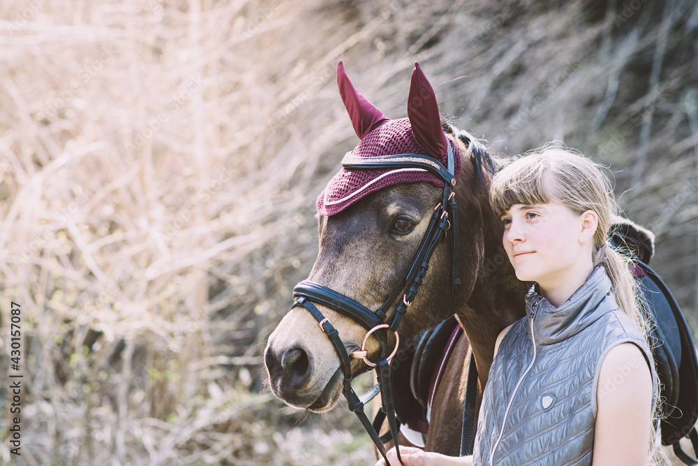 Obraz premium Mädchen mit Pferd/Pony