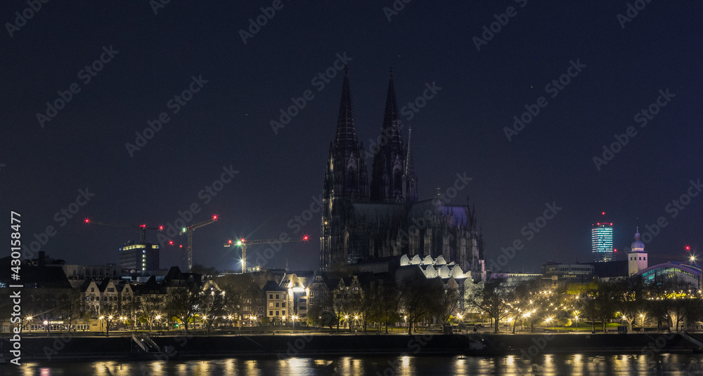 Blick auf den Kölner Dom (Deutschland) mit dem Rhein im Vordergrund in schwarz-weiß