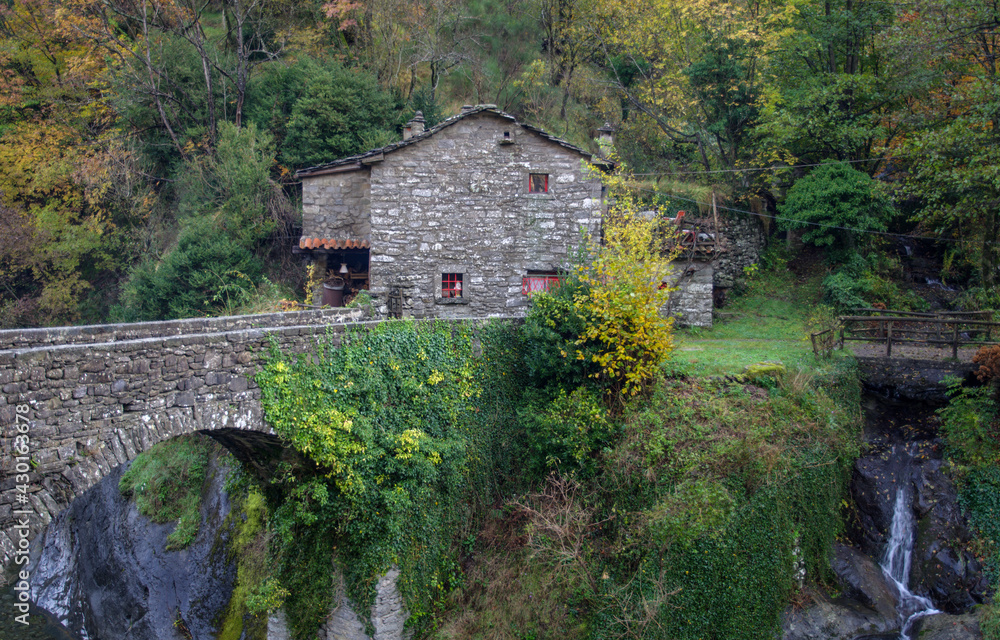 Casetta in pietra al limitare del bosco sull'Appennino vicino a Pistoia Casetta in pietra al limitare del bosco sull'Appennino vicino a Pistoia