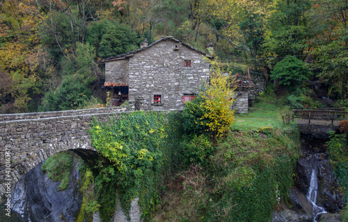 Casetta in pietra al limitare del bosco sull'Appennino vicino a Pistoia
