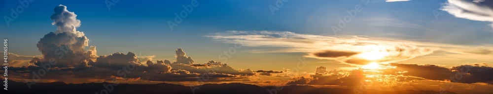 Fototapeta premium beautiful sunset sky with clouds
