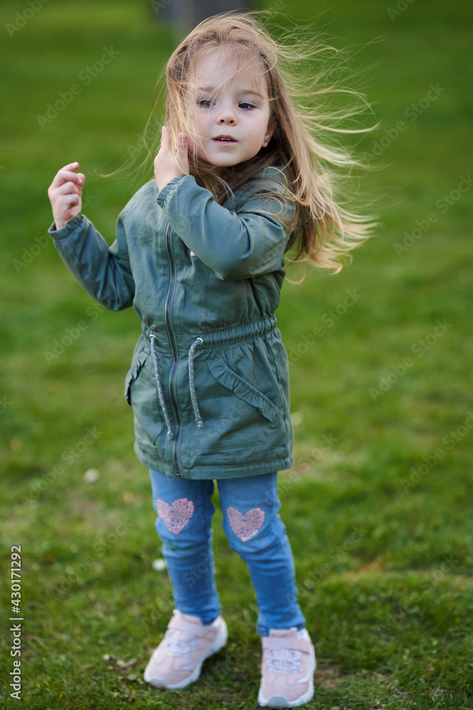 Fototapeta premium Happy little girl