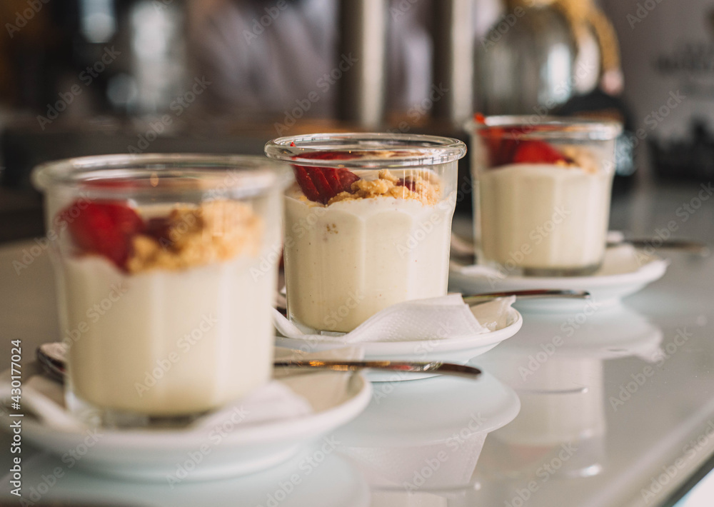 Version gourmet de un clasico cheesecake con fresas naturales, servido en porciones individuales
Version gourmet de un clasico cheesecake con fresas naturales, servido en porciones individuales