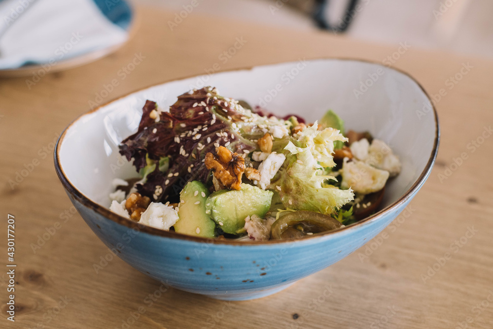 Ensalada gourmet de aguacate, nueces, tomate y brotes verdes. Servido en un restaurante de lujo
Ensalada gourmet de aguacate, nueces, tomate y brotes verdes. Servido en un restaurante de lujo