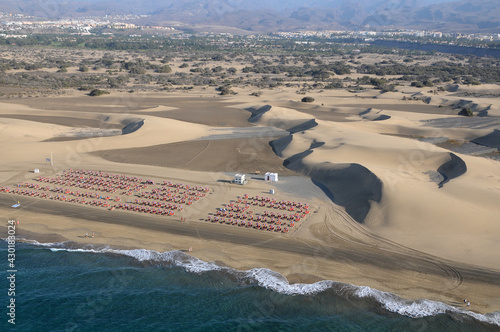 Fotografía aérea de la playa y dunas de Maspalomas en el sur de la isla de Gran Canaria photo