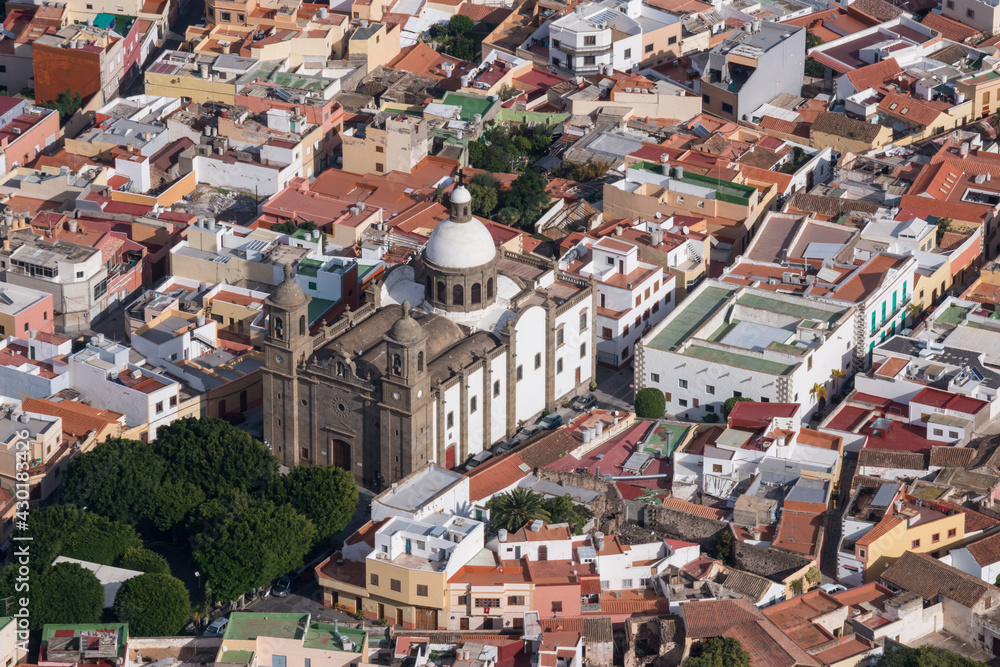 Fotografía aérea del centro urbano y la iglesia de San Sebastián en el pueblo de Agüimes en la isla de Gran Canaria