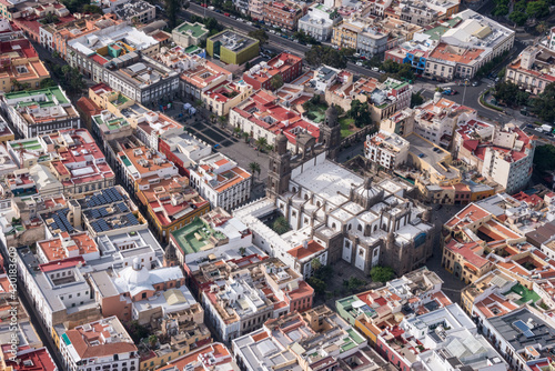 Fotografía aérea del barrio de Vegueta con la catedral y plaza de Santa Ana en Las Palmas de Gran Canaria