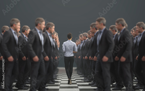 Canvastavla businesswoman walks along a line of businessmen
