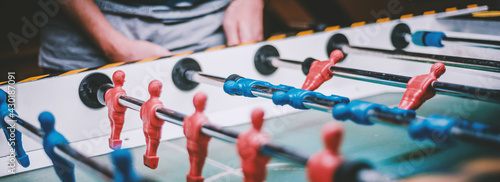 Bild auf Leinwand man plays table football