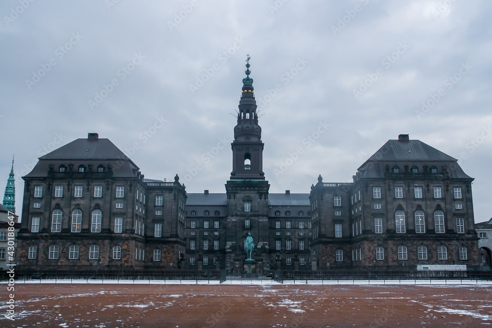 Obraz premium Palacio de Christiansborg, palacio y edificio gubernamental en el islote de Slotsholmen ubicado en el centro de Copenhague, Dinamarca.
