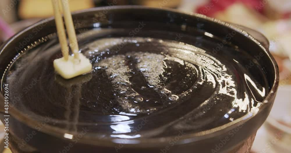 Butter roast on a hot pan. Before roasting the meat.
Butter roast on a hot pan. Before roasting the meat.
