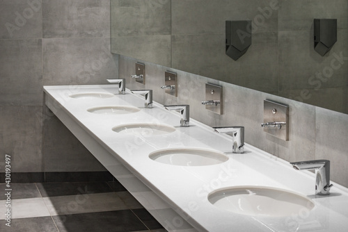 Obraz na plátne White sinks by the mirror.