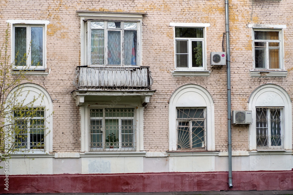 Obraz premium A fragment of a four story building built in the twentieth century in the USSR